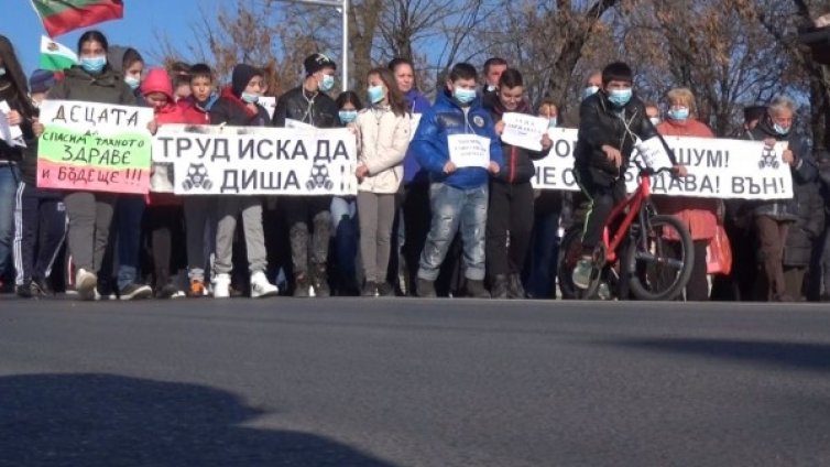 На протест с блокада на път: Труд диша трудно! 