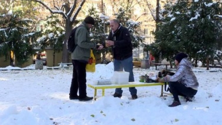 Ресторантьор постави хладилници на улицата за... бедните