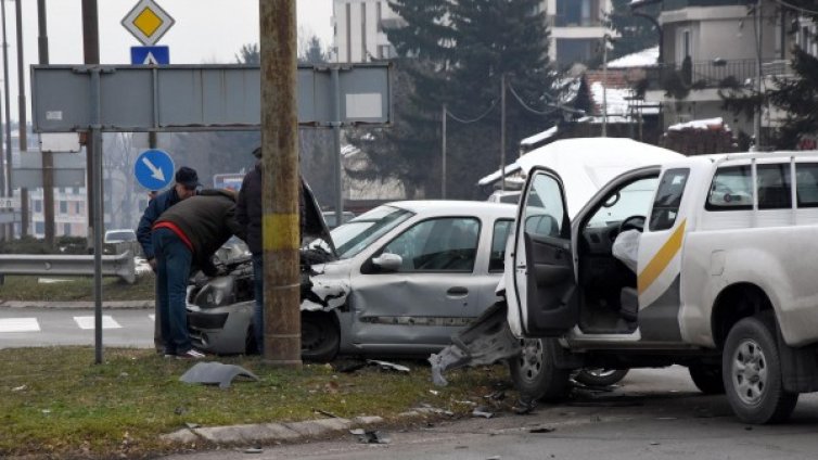 Кой кого: Пернишки пикап vs. софийско "Рено"