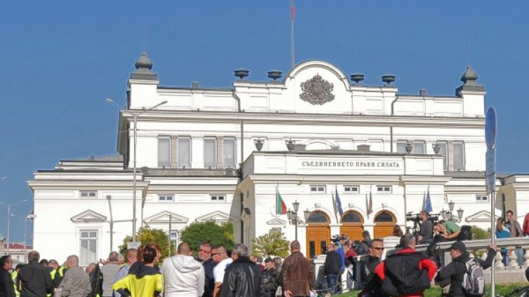 Жива верига около парламента готвят хора с увреждания 