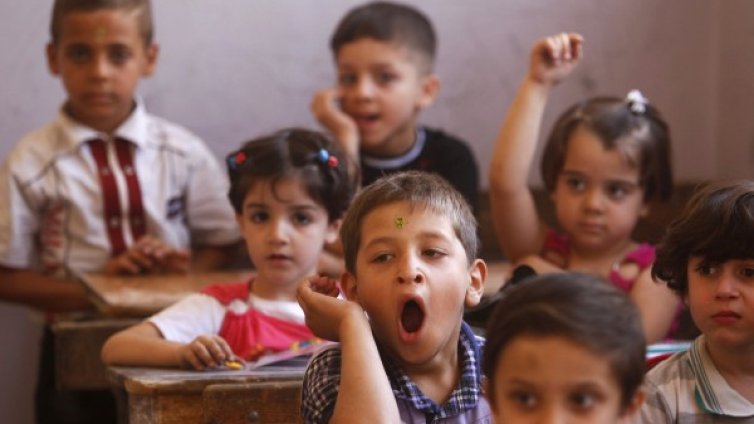 Защо храната ни приспива?