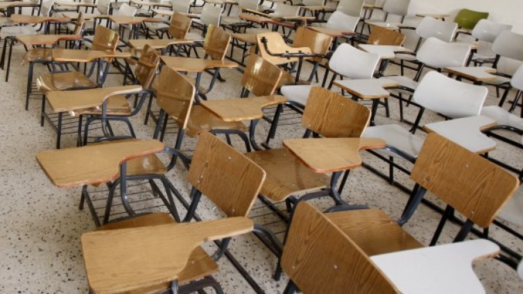 Учители без заплати от 6 месеца, карат на мизерни аванси