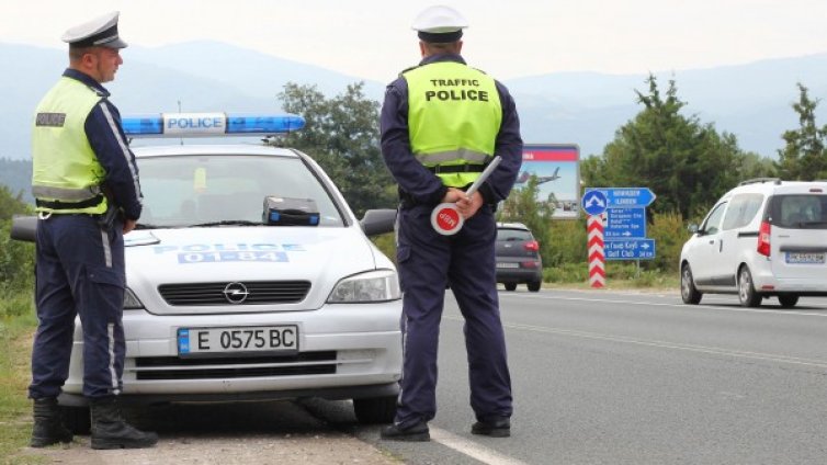 КАТ, данъчните и АПИ ще търсят бежанци в бусове и камиони