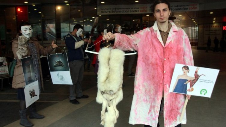 Вегани активисти с шокиращи снимки - "Кожата е смърт"