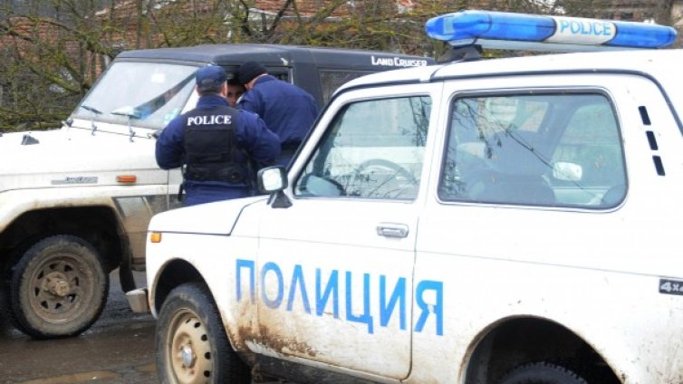 Край Монтана: Спипаха бус, натъпкан с 36 мигранти