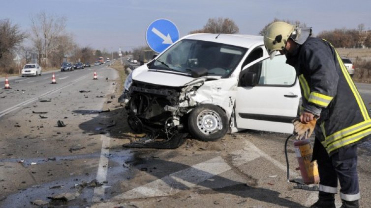 Двама в болница след катастрофа край Димитровград