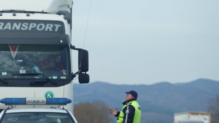 Аварирал ТИР затрудни трафика по пътя София-Варна