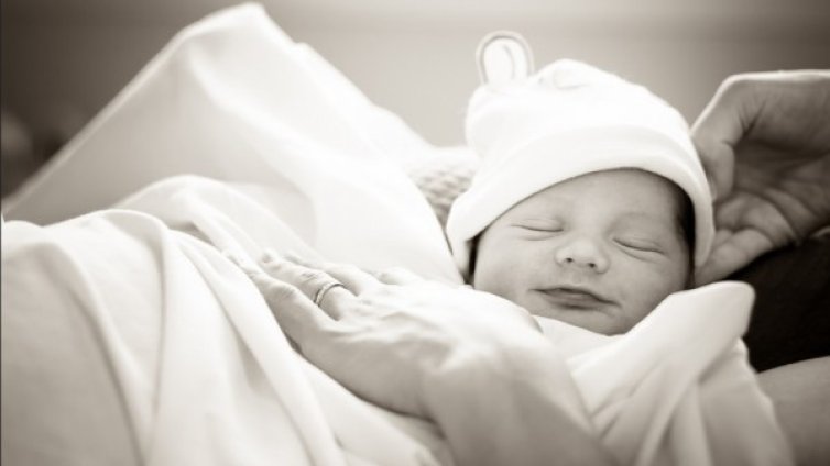 Дете на гей двойка остана без акт за раждане, без ЕГН, без права...