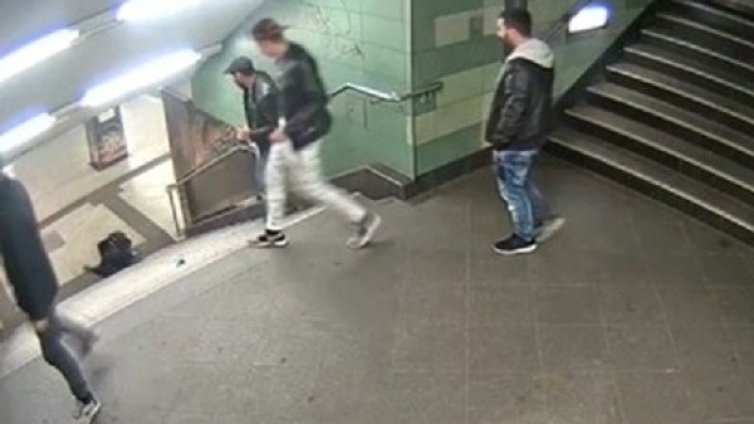 Той не бута германката в метрото. Той е българин и гледа безучастно