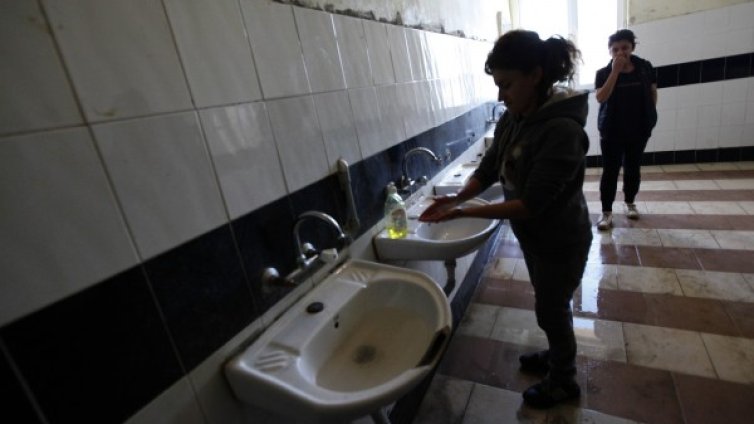 След бунта в Харманли: Ремонт за 1/3 по-малко бежанци 