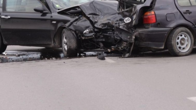 4 коли се блъснаха в Бургас, двама пострадаха