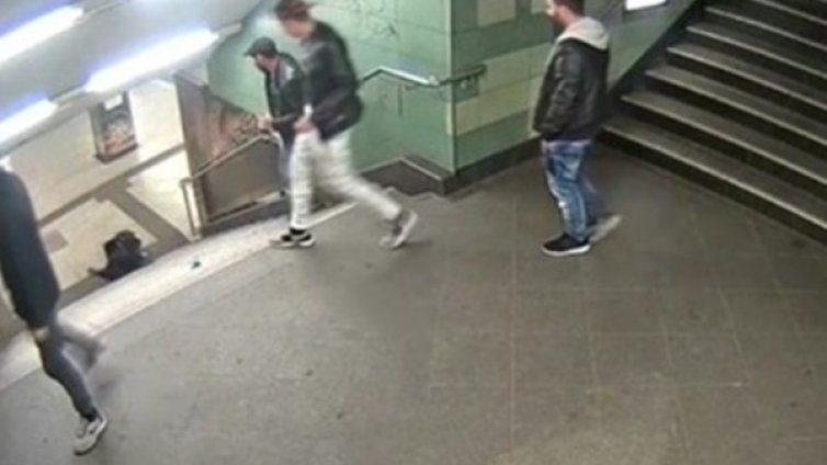 Един бута, другите зяпат в метрото. Българи? Възможно е!