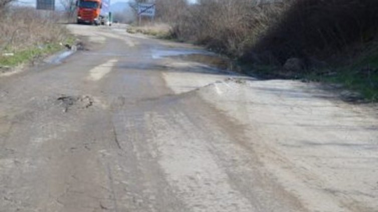 Опасно свлачище се е раздвижило край Лом