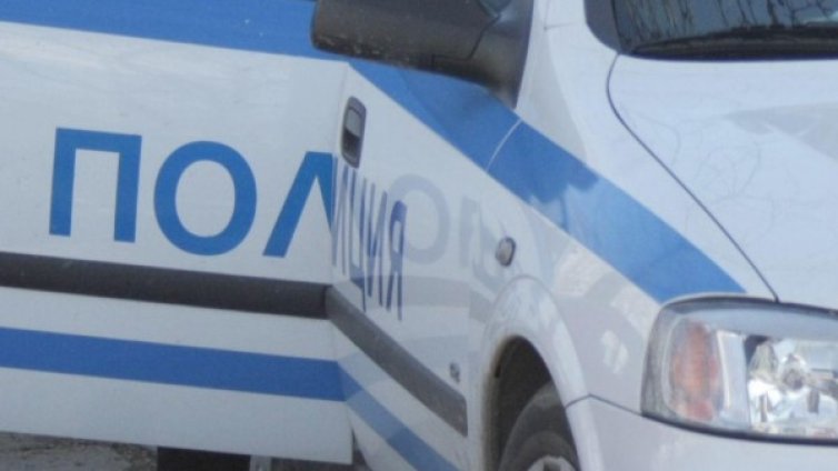 Мъж отнесе с колата си полицай, после и патрулка