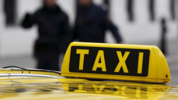 Двама пребиха таксиджия, изпочупиха му и таксито 