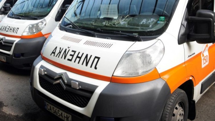 Ремарке на камион помете кола, млад мъж загина