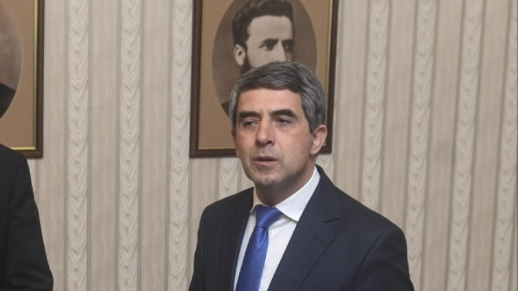 В парламента: Плевнелиев &ndash; саботьор, Радев &ndash; дезертьор