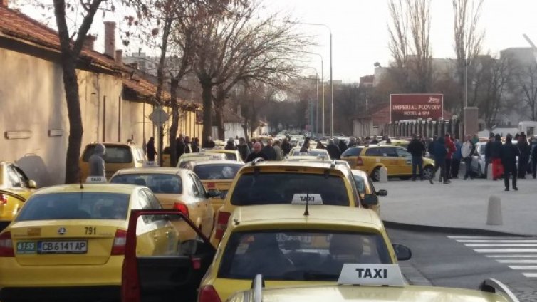 Над 200 таксита блокираха възлови булеварди в Пловдив