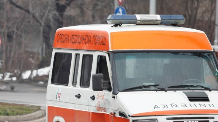 Тежка катастрофа край Микре, удариха се кола и автобус