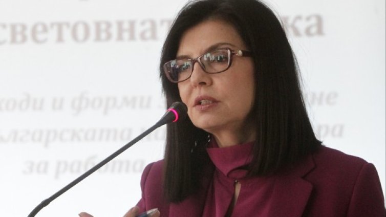 Кунева зове да се върне авторитетът на образованието