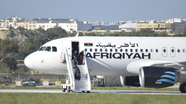 Либийците похитили самолета с фалшиви оръжия