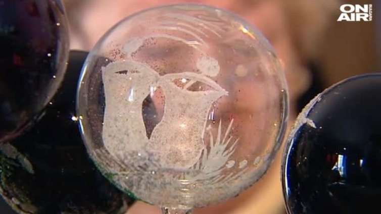 Сръчни пенсионерки творят чудеса за елха