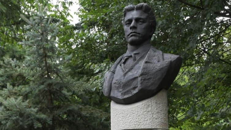 Похвално: Фенове на Левски и ЦСКА събират пари за паметник на Апостола