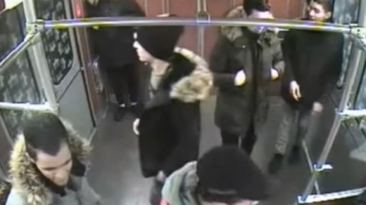 Метро, Берлин, седем младежи... подпален бездомник