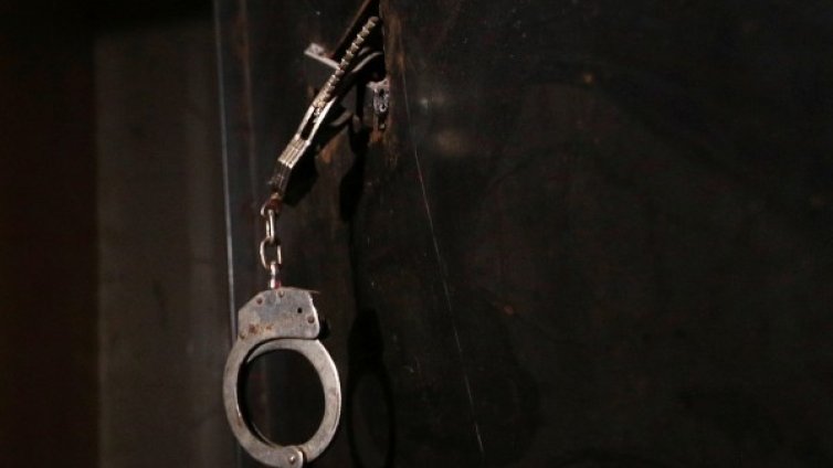 Арестуваха мъж, наръгал полицай в Бургас