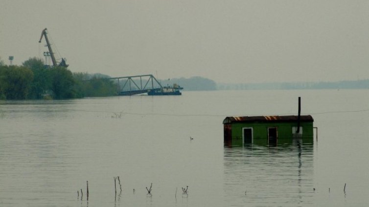 Два кораба заседнаха в плитчини край Белене
