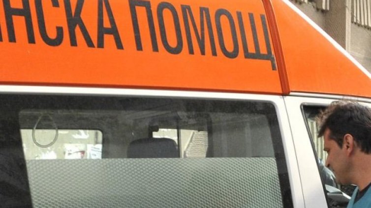 ТИР удари изпреварваща кола, предизвика челен сблъсък