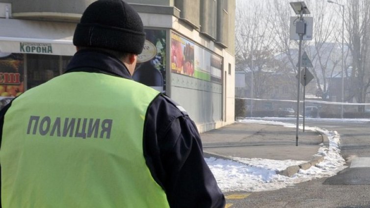 Пиян полицай строява на купон: Красив, по-красив, най-красив...