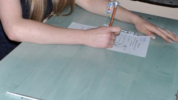 Ученици в час &ndash; по документи, а класните стаи са празни!