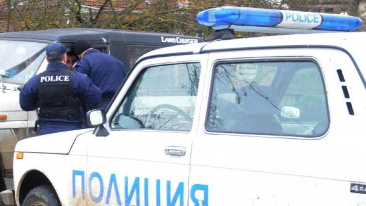 Деца нападнаха старец с нож, за да го ограбят