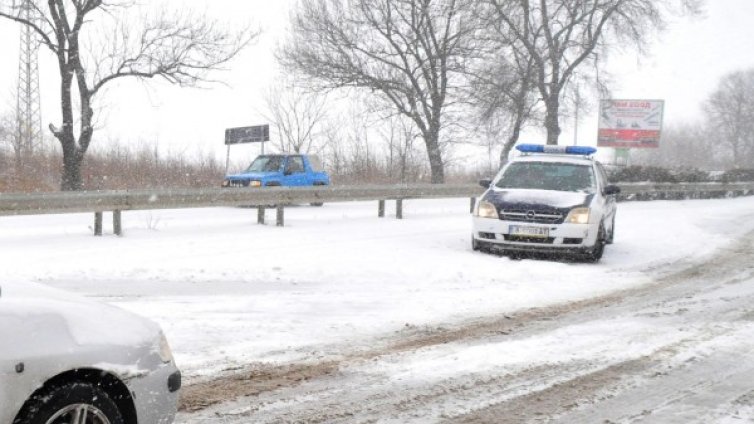 Снегорини на пътя, родилки в болница... Готвим се за ледена блокада