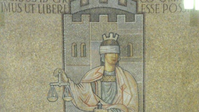 Частен съдебен изпълнител на съд, присвоил 250 бона