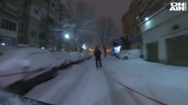 Радостта на скиорите: И софийските улици – ски писта