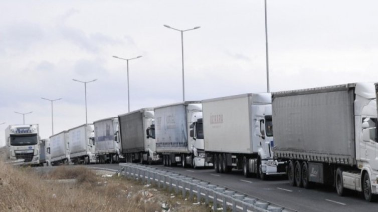 ТИР-ове на 8-километрова опашка на "Капитан Андреево"