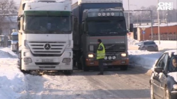 Хаос на Дунав мост &ndash; колони от коли, спрели ТИР-ове...