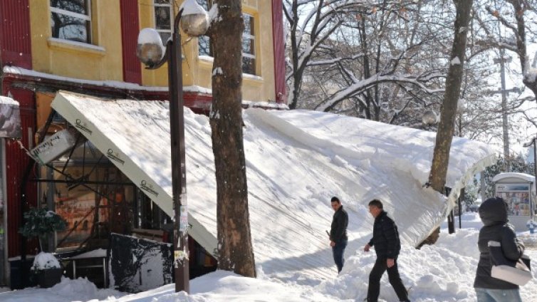Навес на заведение в Бургас рухна заради тежкия сняг