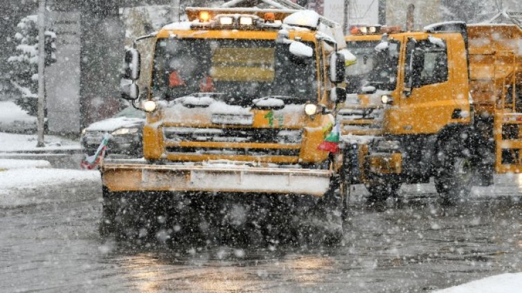 120 машини сноват из София, паркираните коли пречат