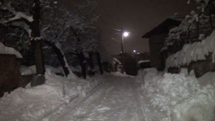 Съседи извикали линейката, закъсала в снега до Карлово