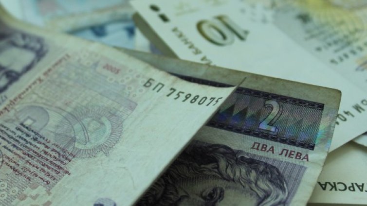 75-годишен хвърли 3 300 на "дознател"