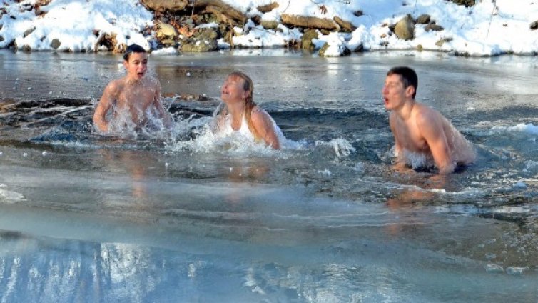 Моржуване? Не, йога за здраве
