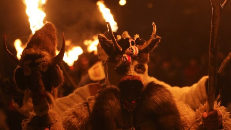 Перник готов за Гинес с кукерите на "Сурва"