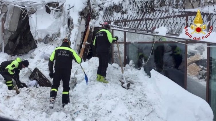 Осем души са открити живи в затрупания от лавина хотел