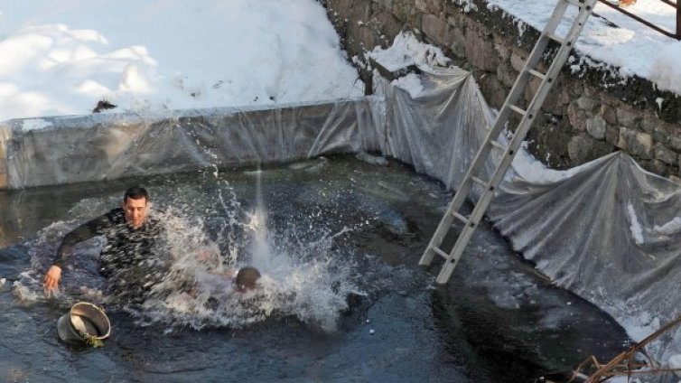 Ритуалът "Къпанки": Зетьове в ледени води