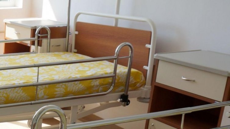 25-годишен размаха нож в болницата в Ямбол, ром псува... 