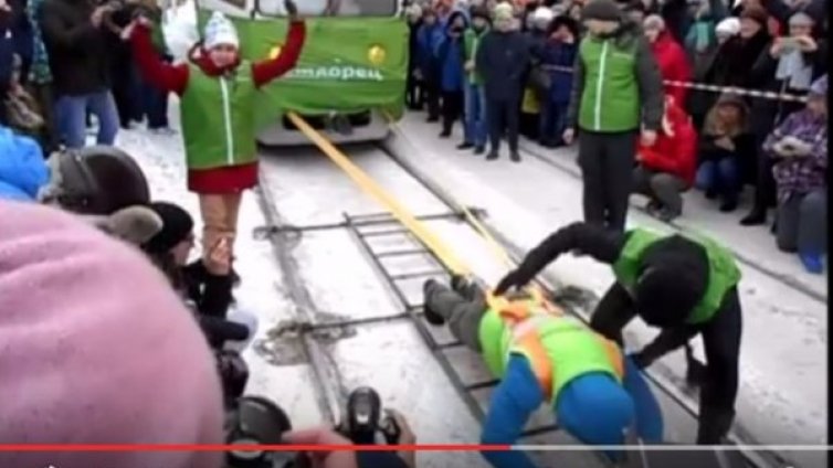 Руска богатирка тегли 2 трамвая &ndash; цели 36 тона