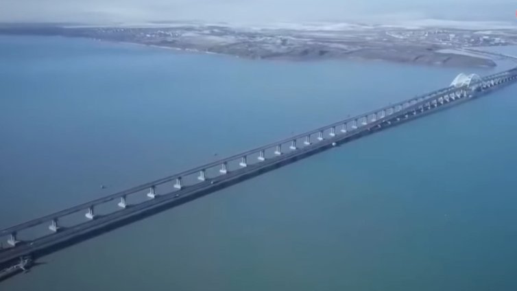 Киев: Поразихме Кримския мост с 1100 кг подводни експлозиви
